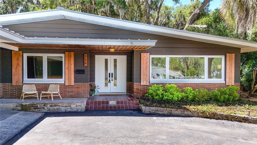 Image 2 of property listing at 719 W NELSON STREET, Tavares, FL 32778