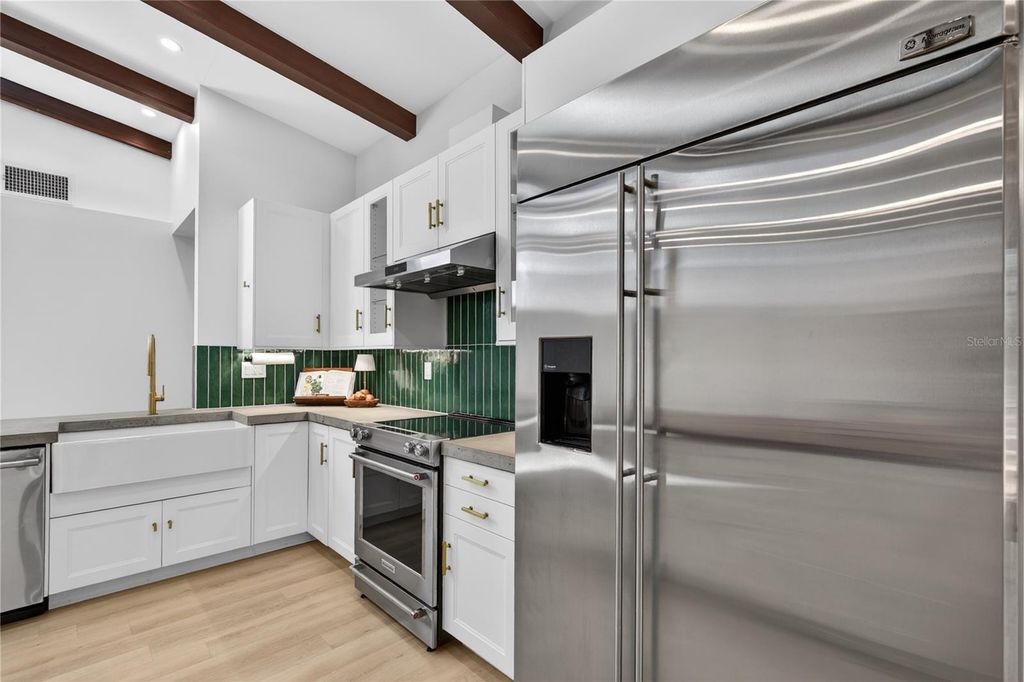 Image 11 of property listing at 719 W NELSON STREET, Tavares, FL 32778