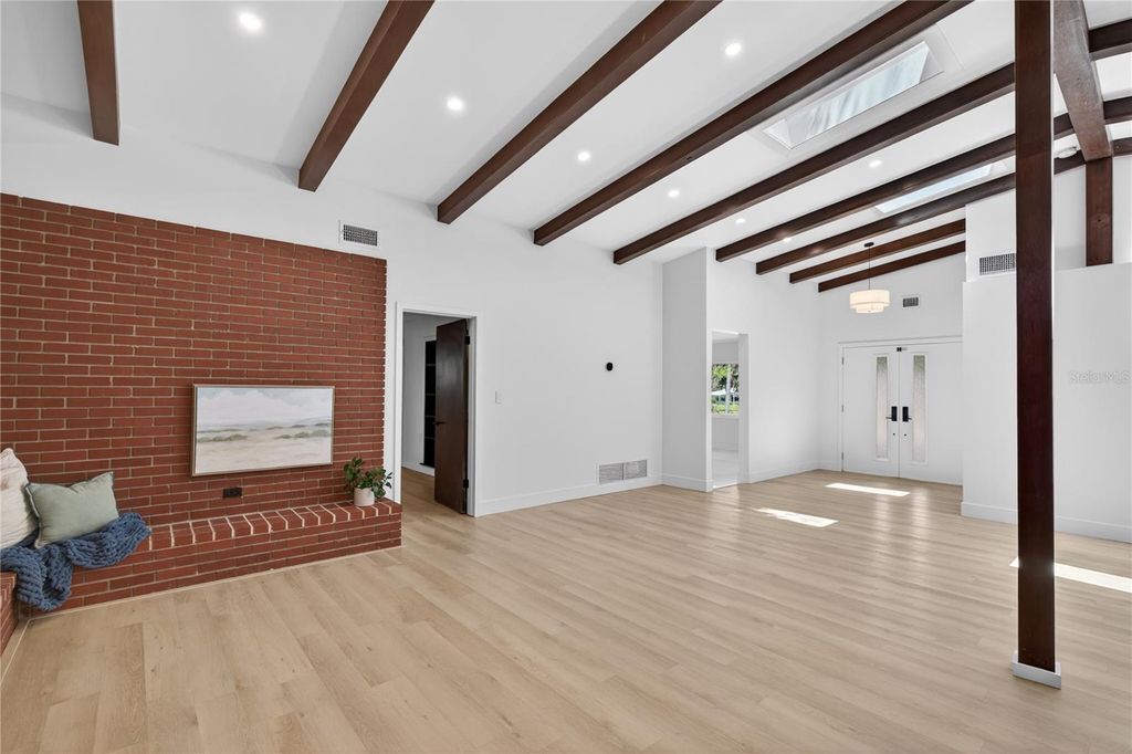 Image 15 of property listing at 719 W NELSON STREET, Tavares, FL 32778