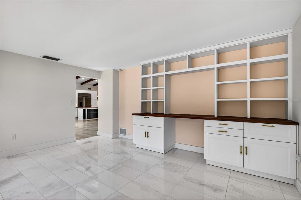 Image 18 of property listing at 719 W NELSON STREET, Tavares, FL 32778