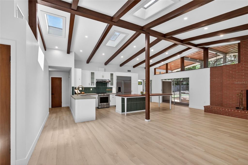 Image 19 of property listing at 719 W NELSON STREET, Tavares, FL 32778