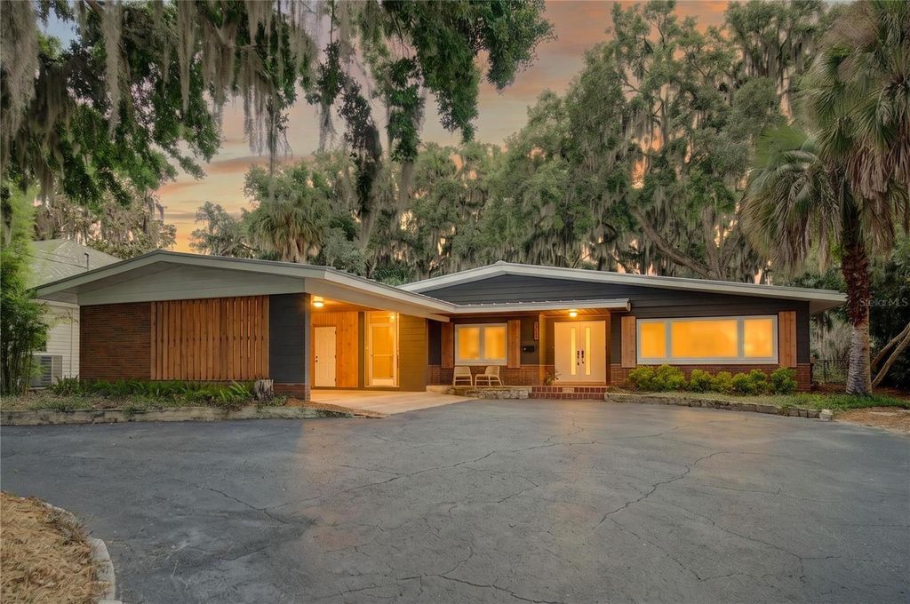 Image 3 of property listing at 719 W NELSON STREET, Tavares, FL 32778