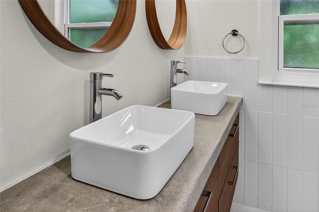 Image 23 of property listing at 719 W NELSON STREET, Tavares, FL 32778