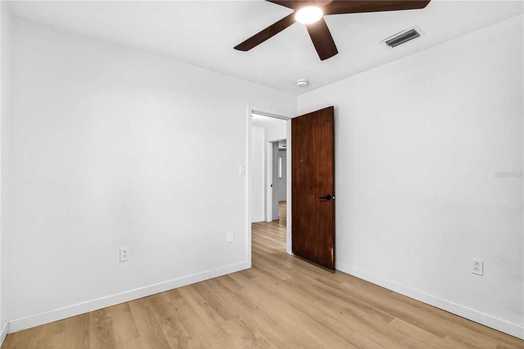 Image 24 of property listing at 719 W NELSON STREET, Tavares, FL 32778