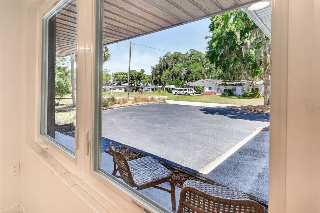 Image 26 of property listing at 719 W NELSON STREET, Tavares, FL 32778