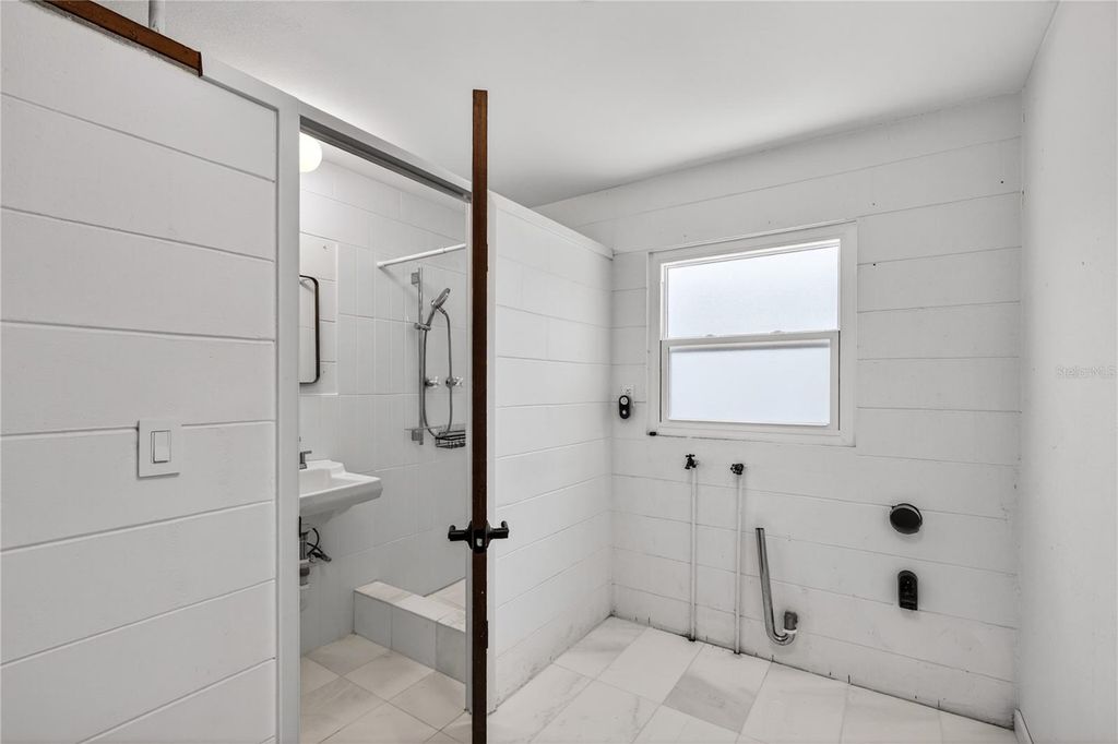 Image 27 of property listing at 719 W NELSON STREET, Tavares, FL 32778