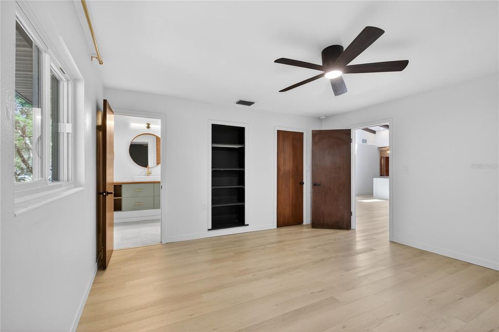 Image 30 of property listing at 719 W NELSON STREET, Tavares, FL 32778