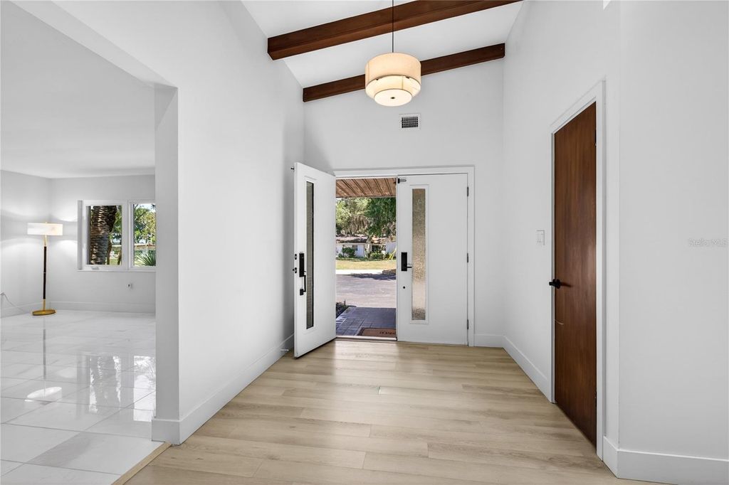 Image 4 of property listing at 719 W NELSON STREET, Tavares, FL 32778