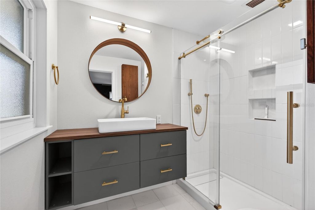 Image 31 of property listing at 719 W NELSON STREET, Tavares, FL 32778