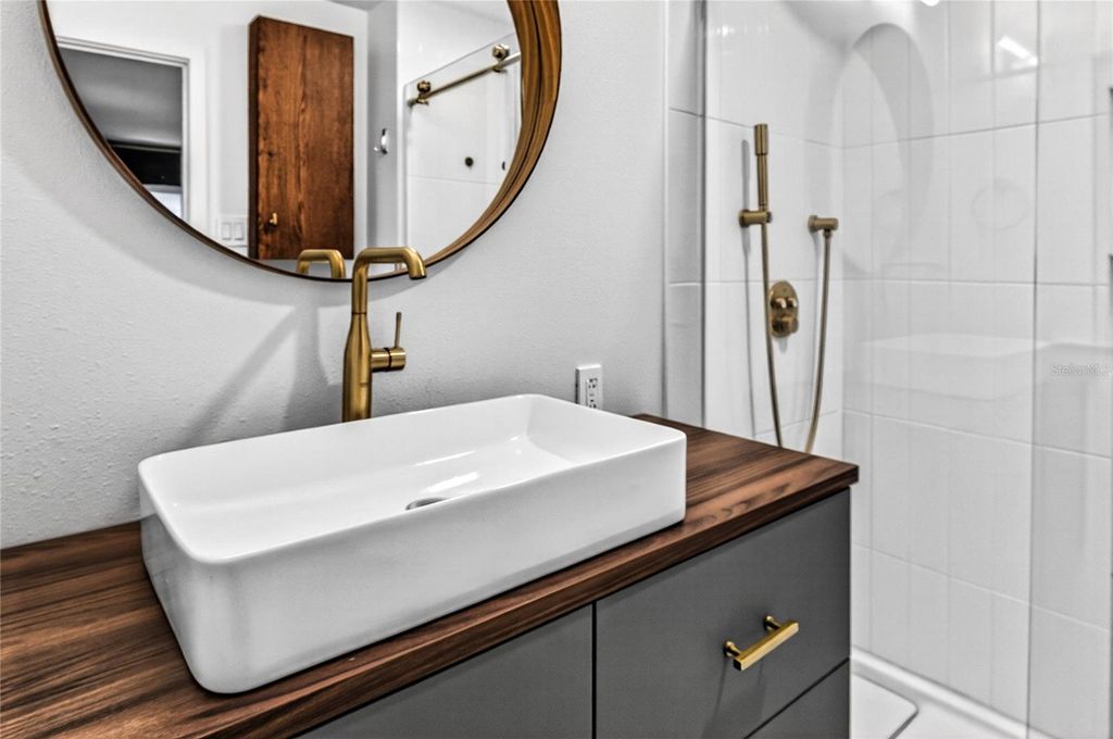 Image 32 of property listing at 719 W NELSON STREET, Tavares, FL 32778