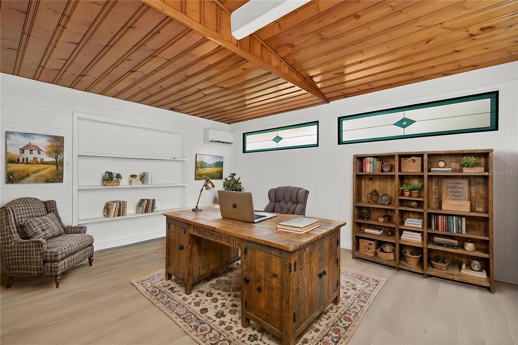 Image 33 of property listing at 719 W NELSON STREET, Tavares, FL 32778