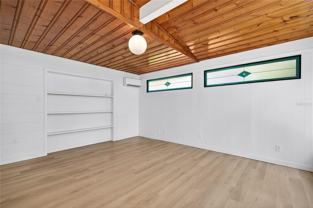 Image 34 of property listing at 719 W NELSON STREET, Tavares, FL 32778