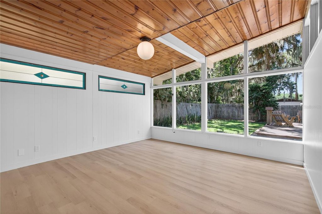 Image 35 of property listing at 719 W NELSON STREET, Tavares, FL 32778