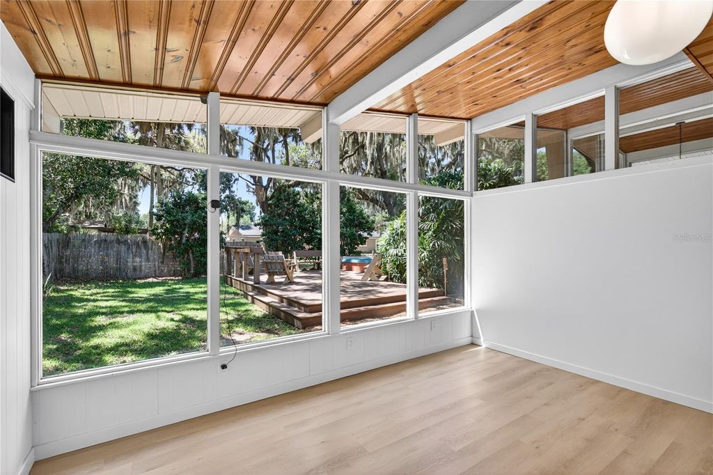 Image 36 of property listing at 719 W NELSON STREET, Tavares, FL 32778