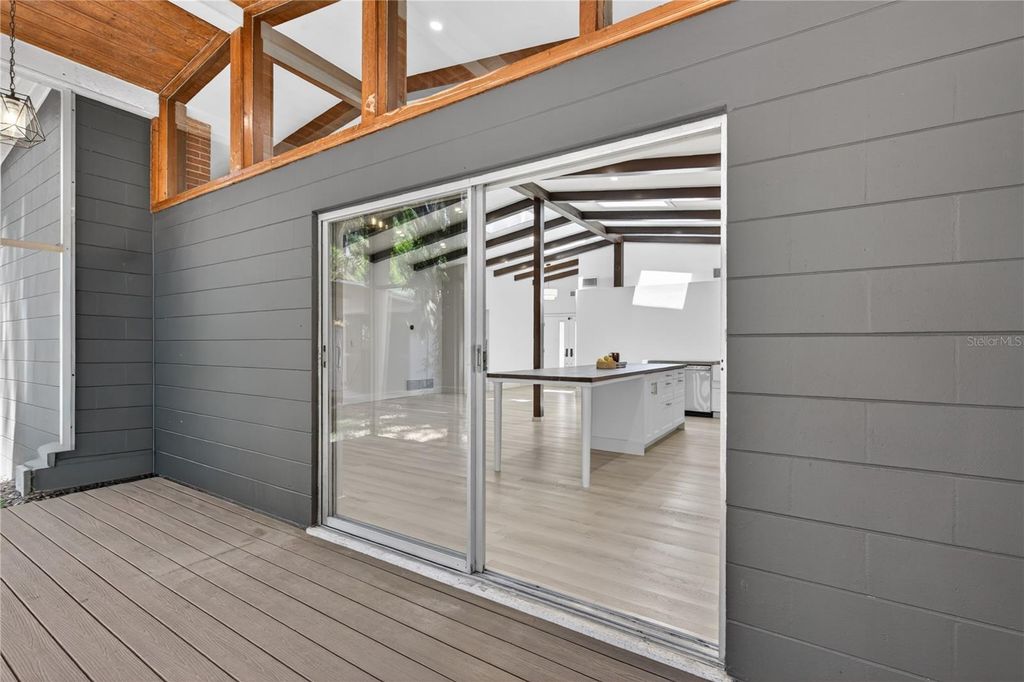 Image 37 of property listing at 719 W NELSON STREET, Tavares, FL 32778