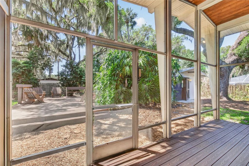 Image 38 of property listing at 719 W NELSON STREET, Tavares, FL 32778