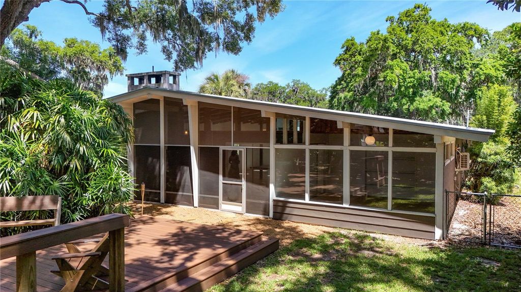 Image 39 of property listing at 719 W NELSON STREET, Tavares, FL 32778