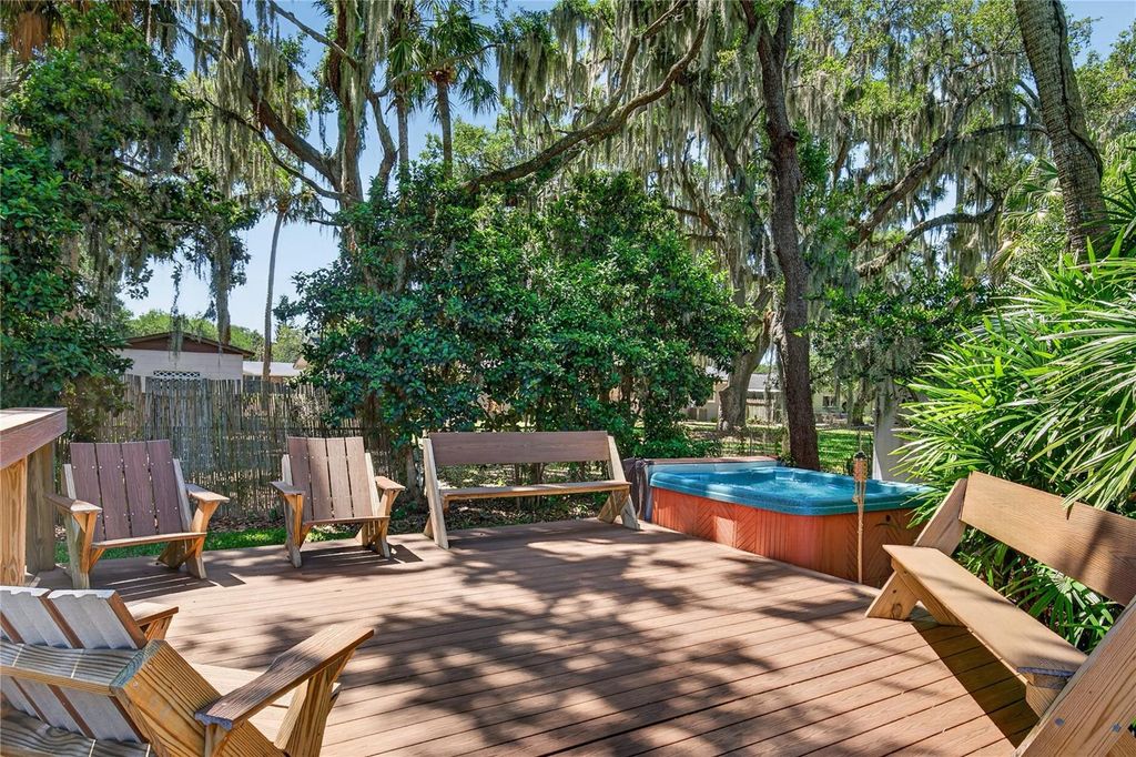 Image 40 of property listing at 719 W NELSON STREET, Tavares, FL 32778