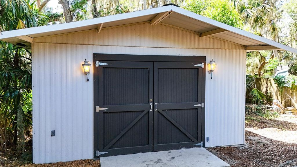 Image 44 of property listing at 719 W NELSON STREET, Tavares, FL 32778