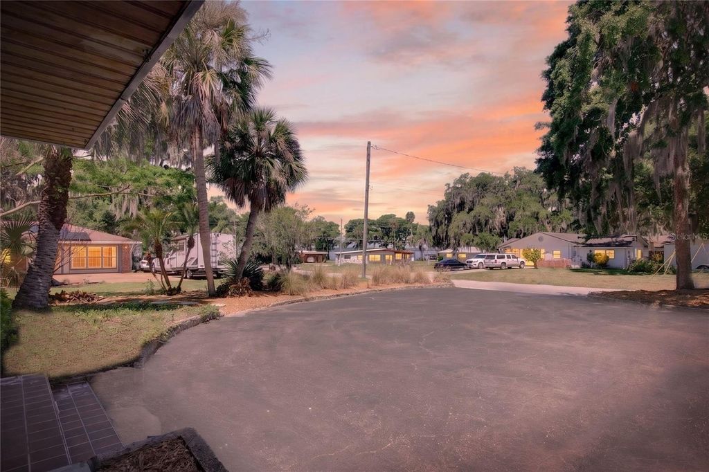 Image 47 of property listing at 719 W NELSON STREET, Tavares, FL 32778