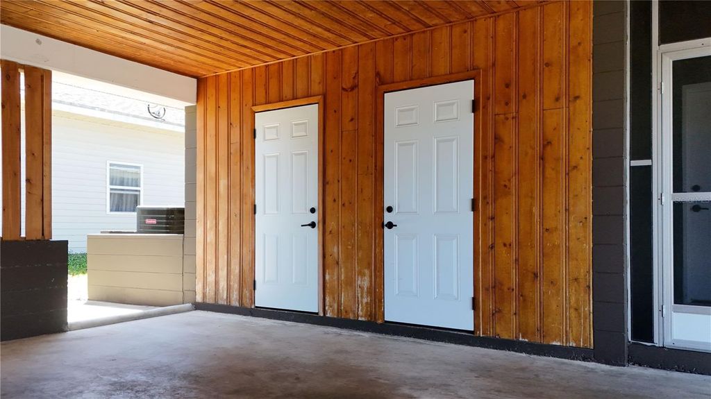 Image 49 of property listing at 719 W NELSON STREET, Tavares, FL 32778