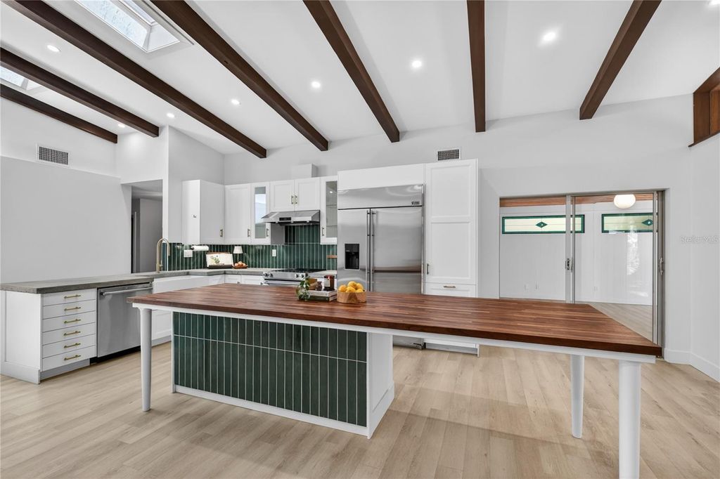 Image 6 of property listing at 719 W NELSON STREET, Tavares, FL 32778