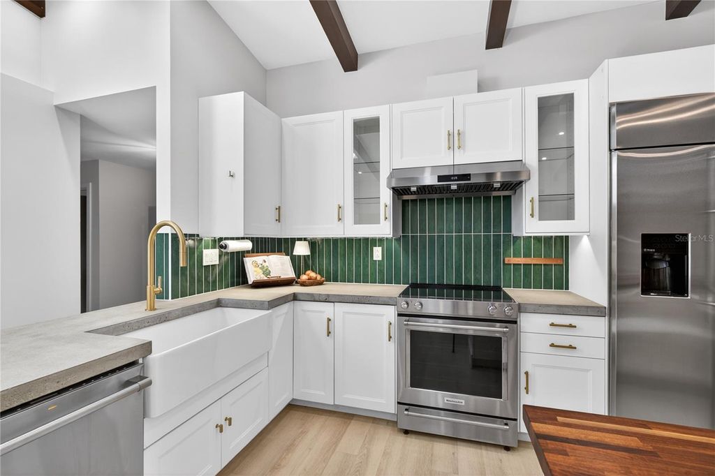 Image 7 of property listing at 719 W NELSON STREET, Tavares, FL 32778