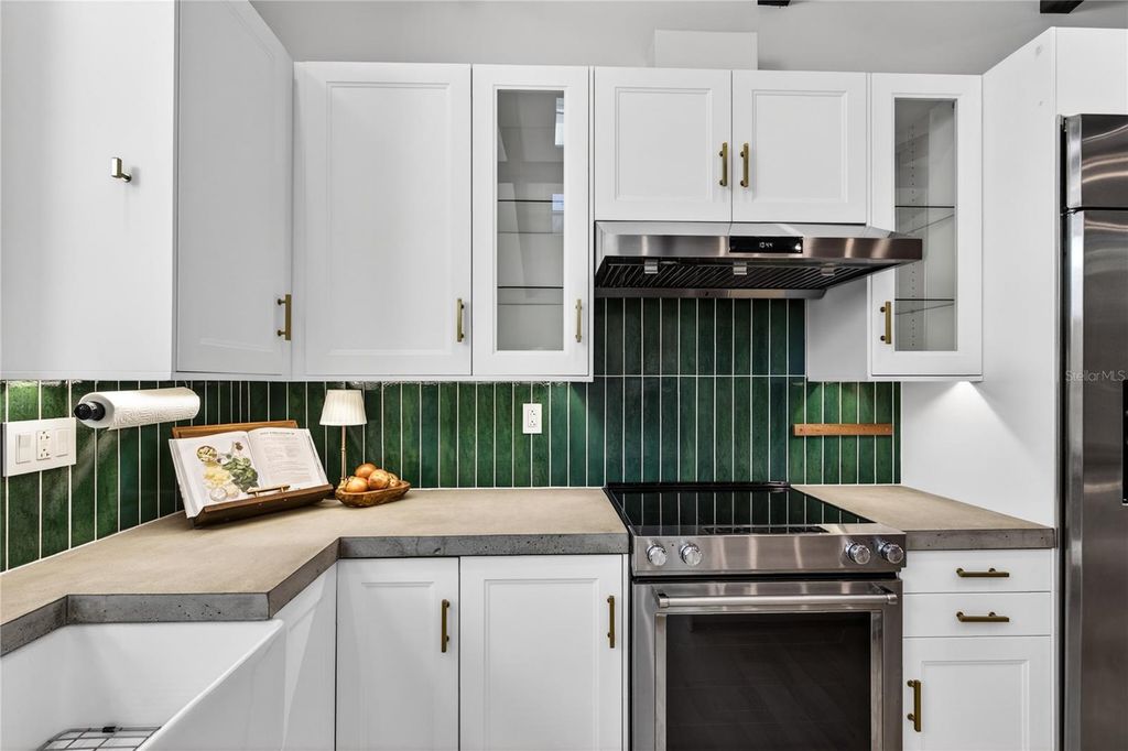 Image 8 of property listing at 719 W NELSON STREET, Tavares, FL 32778