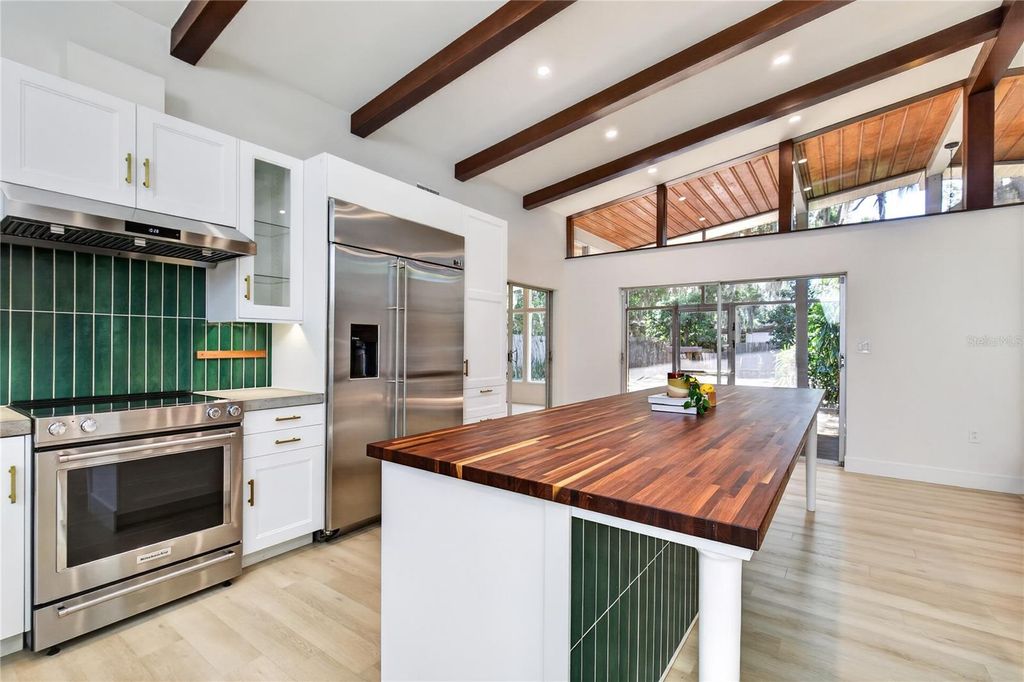 Image 9 of property listing at 719 W NELSON STREET, Tavares, FL 32778