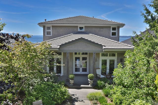 7532 Maxwelton Beach Lane, Clinton, WA 98236