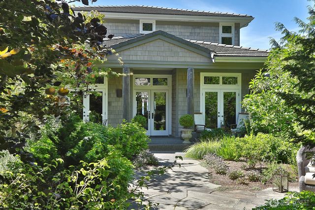 7532 Maxwelton Beach Lane, Clinton, WA 98236