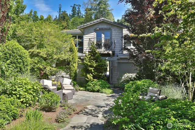 7532 Maxwelton Beach Lane, Clinton, WA 98236