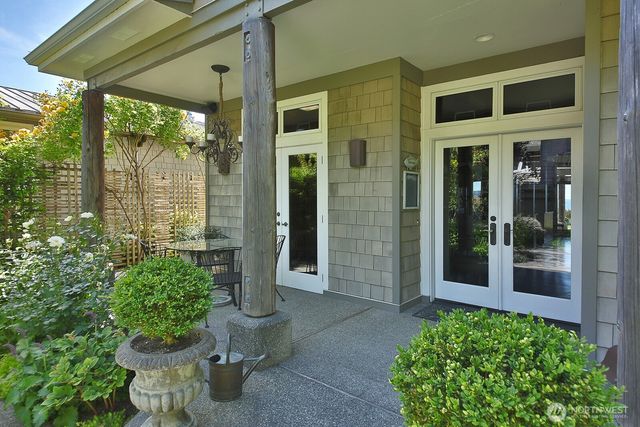 7532 Maxwelton Beach Lane, Clinton, WA 98236