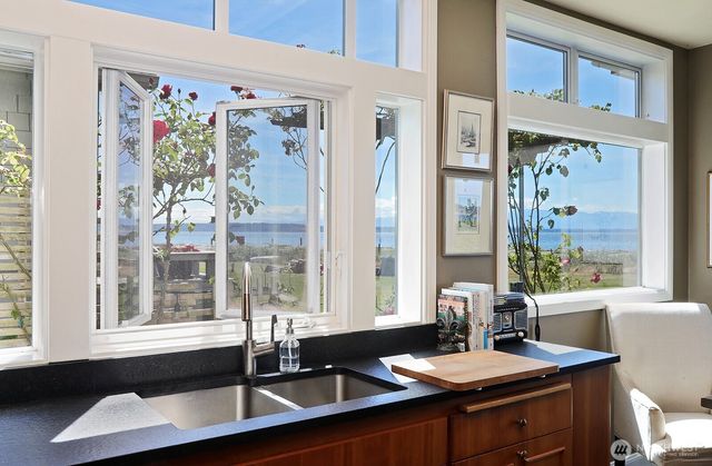 7532 Maxwelton Beach Lane, Clinton, WA 98236