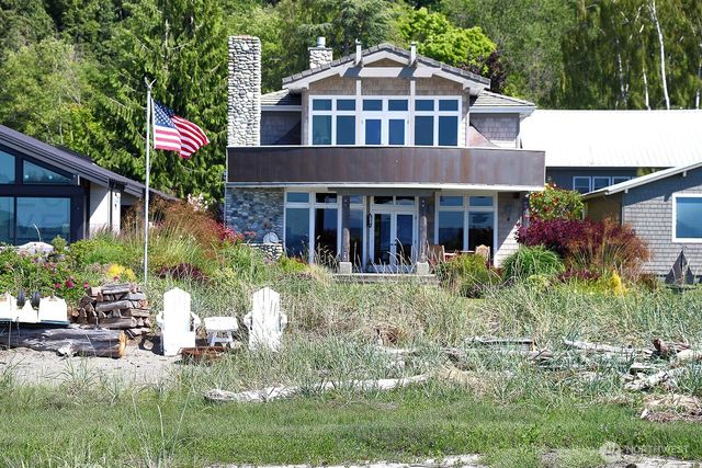 7532 Maxwelton Beach Lane, Clinton, WA 98236