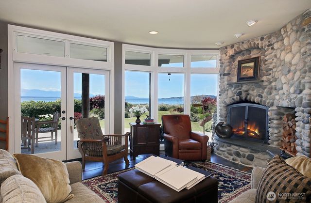 7532 Maxwelton Beach Lane, Clinton, WA 98236