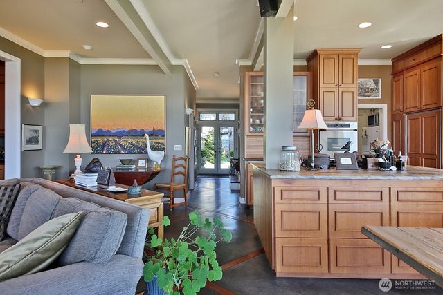 7532 Maxwelton Beach Lane, Clinton, WA 98236
