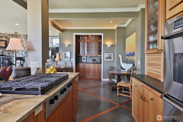 7532 Maxwelton Beach Lane, Clinton, WA 98236