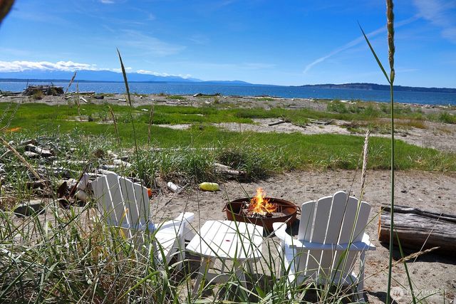 7532 Maxwelton Beach Lane, Clinton, WA 98236