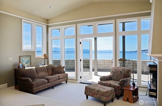 7532 Maxwelton Beach Lane, Clinton, WA 98236