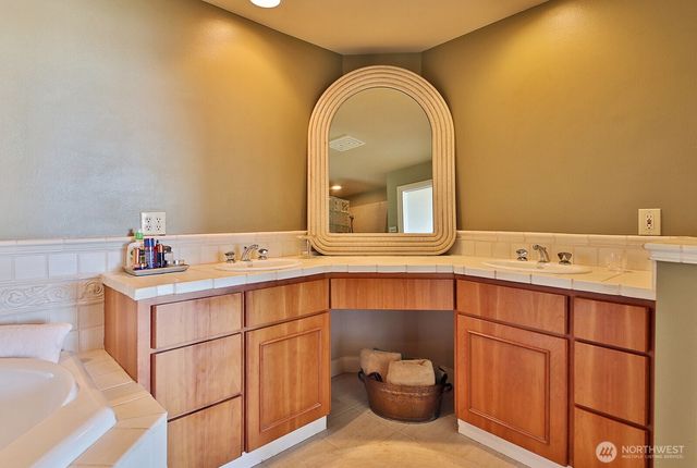 7532 Maxwelton Beach Lane, Clinton, WA 98236