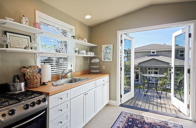 7532 Maxwelton Beach Lane, Clinton, WA 98236