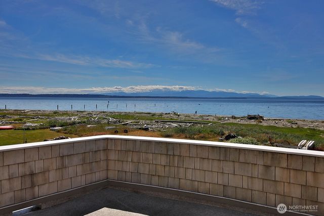 7532 Maxwelton Beach Lane, Clinton, WA 98236
