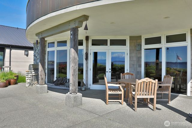 7532 Maxwelton Beach Lane, Clinton, WA 98236