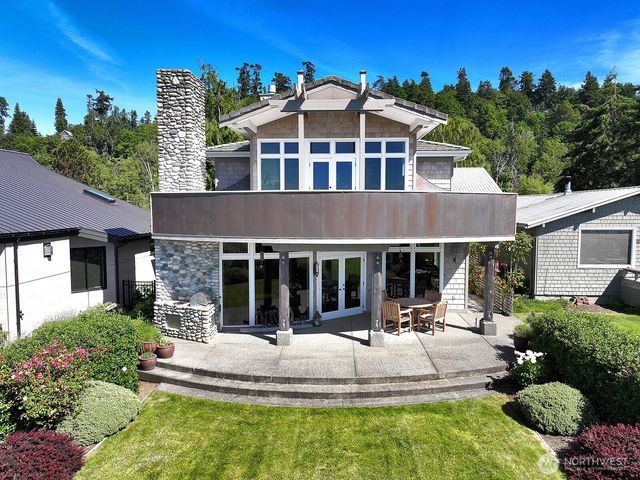 7532 Maxwelton Beach Lane, Clinton, WA 98236