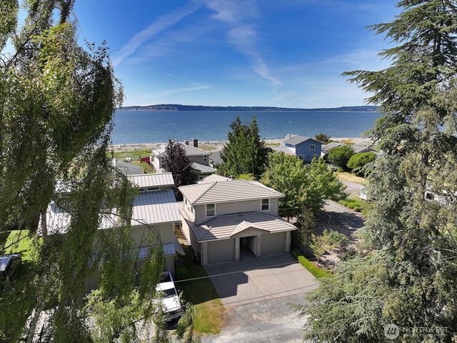 7532 Maxwelton Beach Lane, Clinton, WA 98236