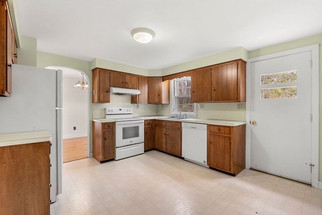 6 W Shore Rd, Merrimac, MA 01860