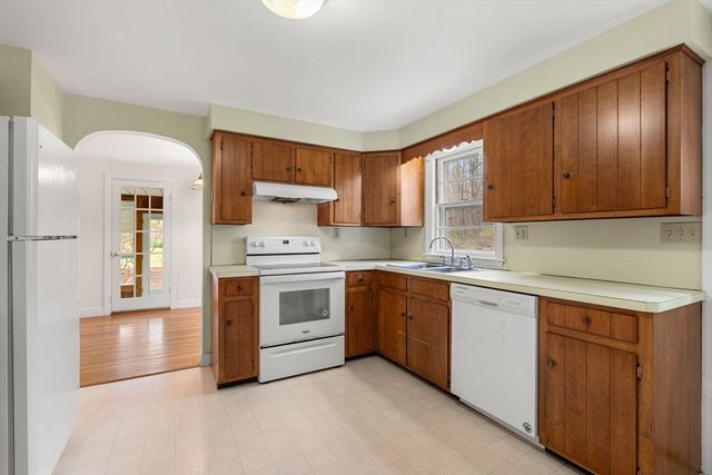 6 W Shore Rd, Merrimac, MA 01860