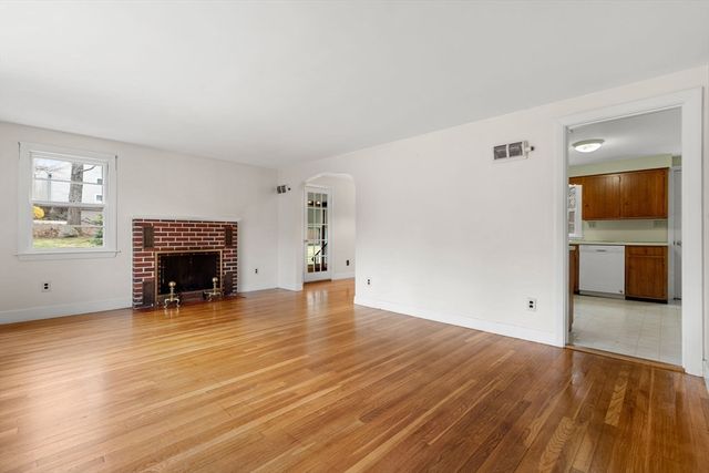 6 W Shore Rd, Merrimac, MA 01860