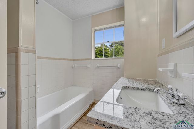 808 Meadowbrook Dr, Longview, TX 75601